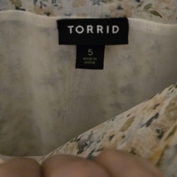 84. Torrid NWOT stretch mesh ruched short sleeve floral top - Picture 5 of 8